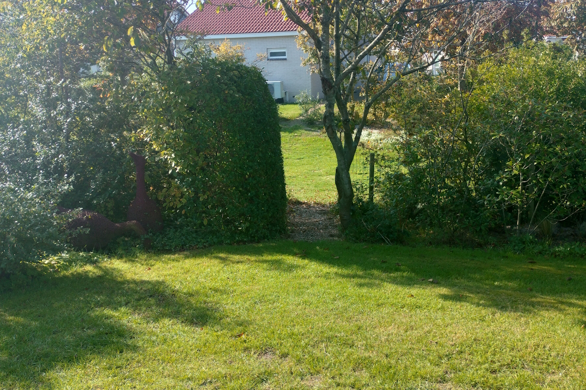 Doorgang naar de speelweide Doorgang naar de speelweide