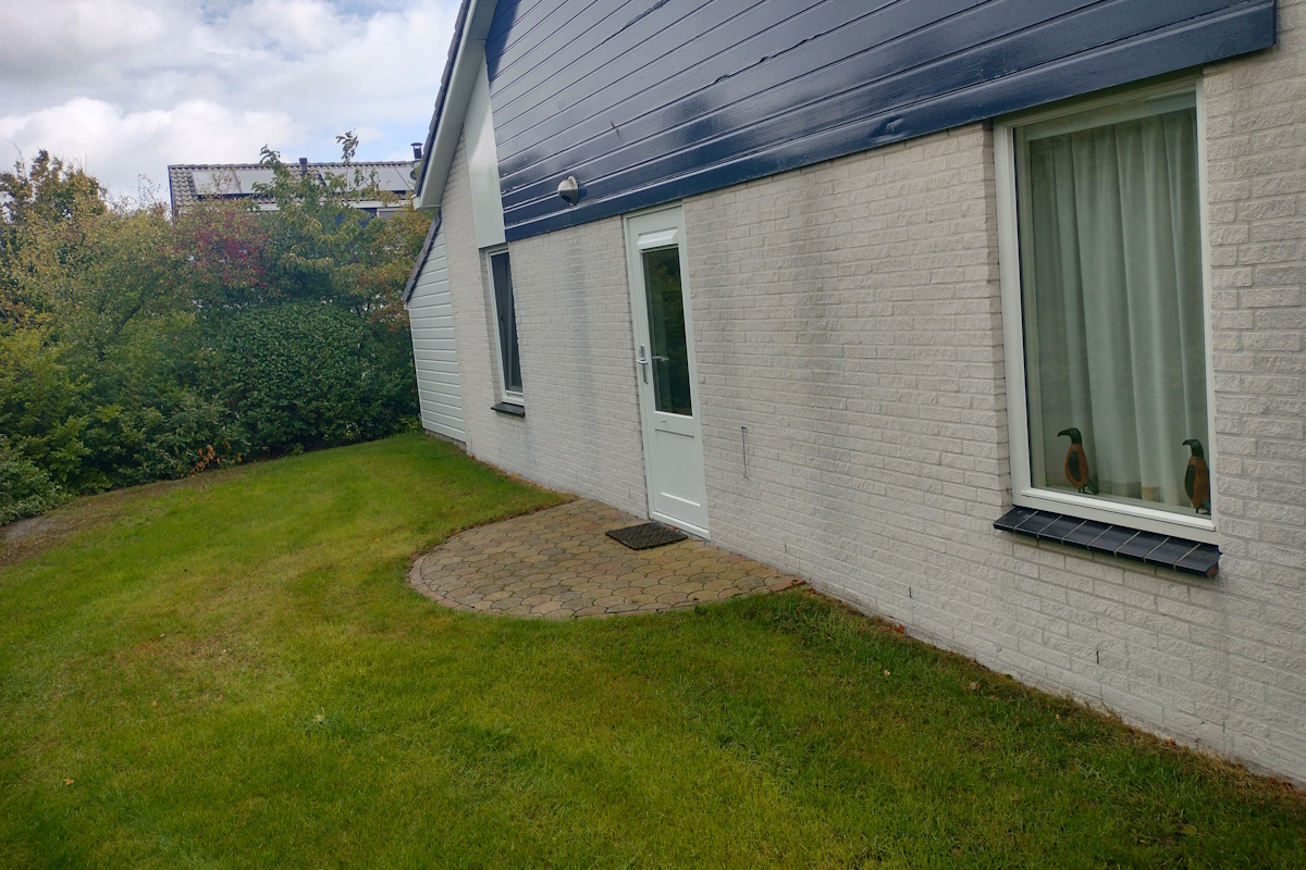 De buitendeur naar de keuken De buitendeur naar de keuken