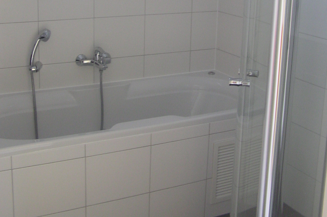 Het bubbelbad in de badkamer beneden Het bubbelbad in de badkamer beneden