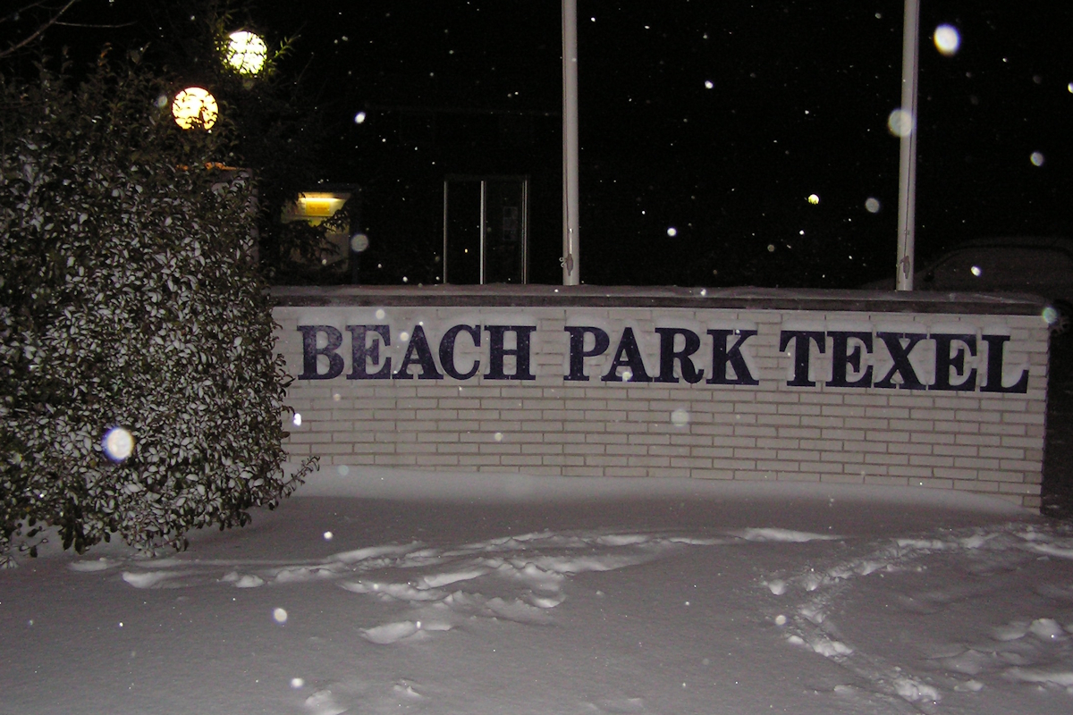 De ingang van het park met sneeuw