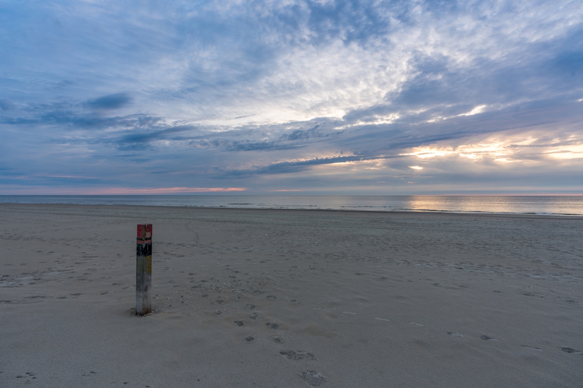 Strand met strandpaal